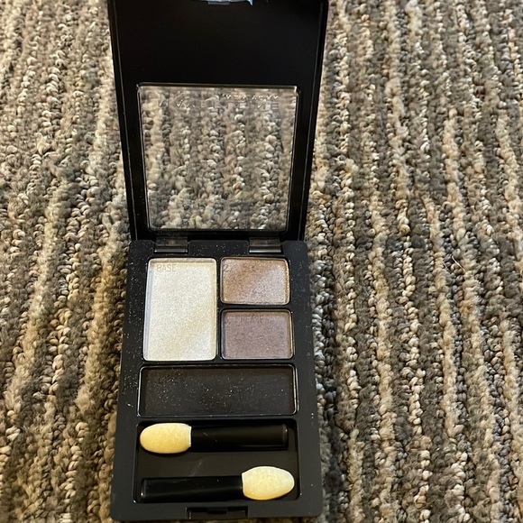 Maybelline charcoal smokes eyeshadow palette